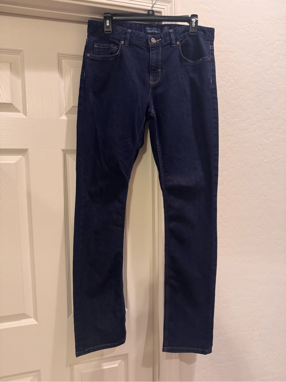 Patagonia Straight Fit Denim Jeans clean dark indigo wash. Size 30 women’s 32x32